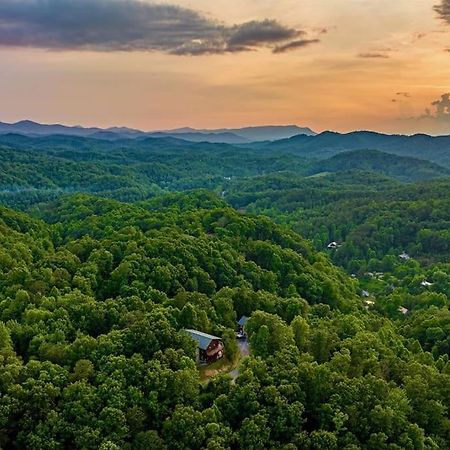 Panorama Mountain View Cabin, Less Than 10 Miles From Gatlinburg And Dollywood, Dog Friendly, 6 Bedrooms Sleeps 17, Fire Pit, Hottub, Washer Dryer, Fully Loaded Kitchen, Gameroom With A Tv, Pool Table, Arcade, Air Hockey, And Foosball 塞维尔维尔 外观 照片