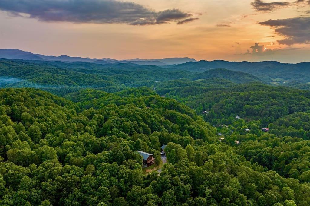 Panorama Mountain View Cabin, Less Than 10 Miles From Gatlinburg And Dollywood, Dog Friendly, 6 Bedrooms Sleeps 17, Fire Pit, Hottub, Washer Dryer, Fully Loaded Kitchen, Gameroom With A Tv, Pool Table, Arcade, Air Hockey, And Foosball 塞维尔维尔 外观 照片