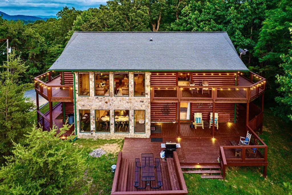 Panorama Mountain View Cabin, Less Than 10 Miles From Gatlinburg And Dollywood, Dog Friendly, 6 Bedrooms Sleeps 17, Fire Pit, Hottub, Washer Dryer, Fully Loaded Kitchen, Gameroom With A Tv, Pool Table, Arcade, Air Hockey, And Foosball 塞维尔维尔 外观 照片