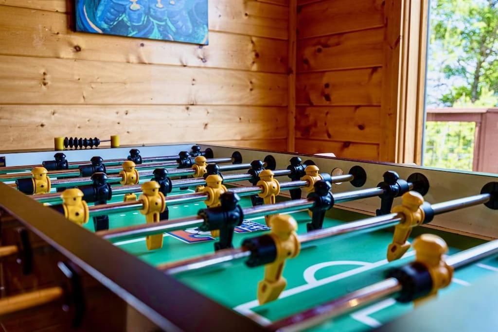 Panorama Mountain View Cabin, Less Than 10 Miles From Gatlinburg And Dollywood, Dog Friendly, 6 Bedrooms Sleeps 17, Fire Pit, Hottub, Washer Dryer, Fully Loaded Kitchen, Gameroom With A Tv, Pool Table, Arcade, Air Hockey, And Foosball 塞维尔维尔 外观 照片