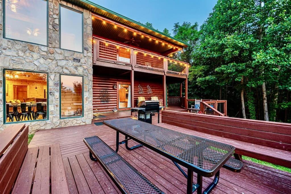 Panorama Mountain View Cabin, Less Than 10 Miles From Gatlinburg And Dollywood, Dog Friendly, 6 Bedrooms Sleeps 17, Fire Pit, Hottub, Washer Dryer, Fully Loaded Kitchen, Gameroom With A Tv, Pool Table, Arcade, Air Hockey, And Foosball 塞维尔维尔 外观 照片