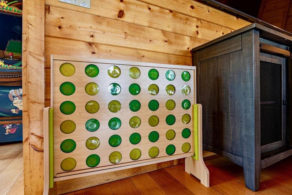 Panorama Mountain View Cabin, Less Than 10 Miles From Gatlinburg And Dollywood, Dog Friendly, 6 Bedrooms Sleeps 17, Fire Pit, Hottub, Washer Dryer, Fully Loaded Kitchen, Gameroom With A Tv, Pool Table, Arcade, Air Hockey, And Foosball 塞维尔维尔 外观 照片