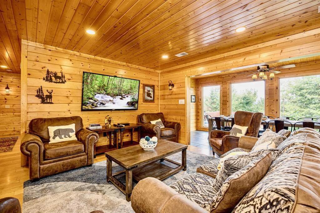 Panorama Mountain View Cabin, Less Than 10 Miles From Gatlinburg And Dollywood, Dog Friendly, 6 Bedrooms Sleeps 17, Fire Pit, Hottub, Washer Dryer, Fully Loaded Kitchen, Gameroom With A Tv, Pool Table, Arcade, Air Hockey, And Foosball 塞维尔维尔 外观 照片