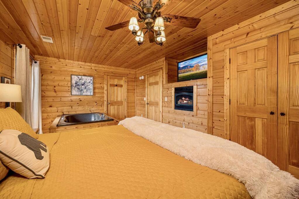 Panorama Mountain View Cabin, Less Than 10 Miles From Gatlinburg And Dollywood, Dog Friendly, 6 Bedrooms Sleeps 17, Fire Pit, Hottub, Washer Dryer, Fully Loaded Kitchen, Gameroom With A Tv, Pool Table, Arcade, Air Hockey, And Foosball 塞维尔维尔 外观 照片