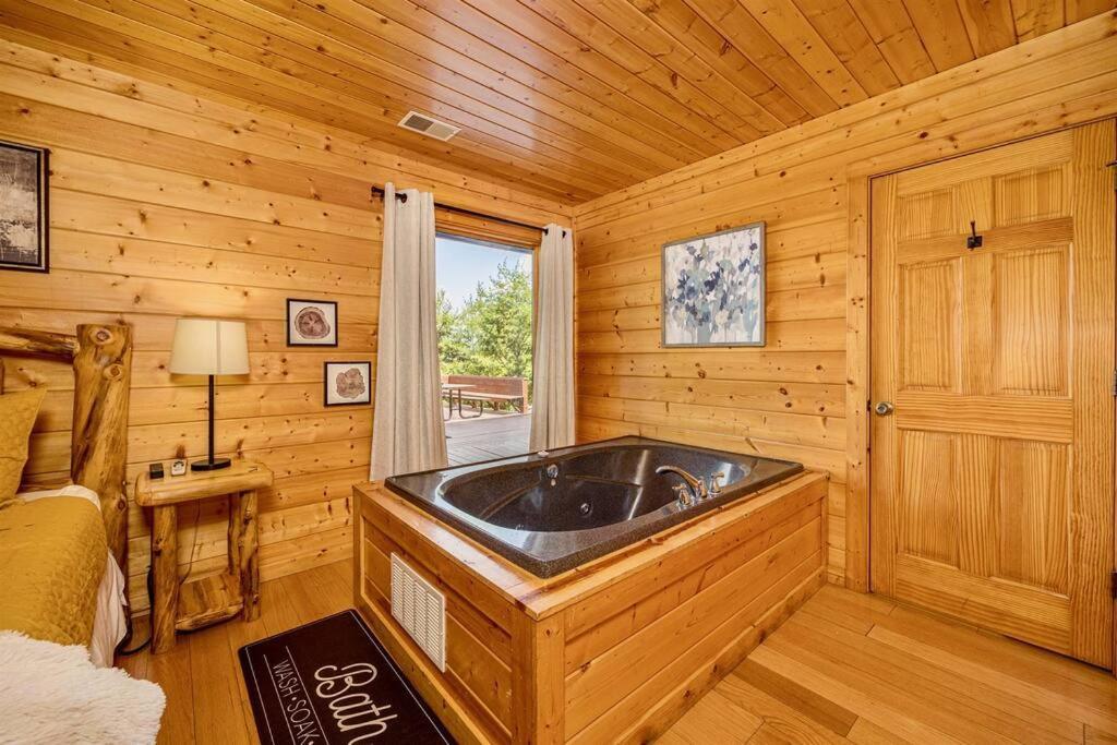 Panorama Mountain View Cabin, Less Than 10 Miles From Gatlinburg And Dollywood, Dog Friendly, 6 Bedrooms Sleeps 17, Fire Pit, Hottub, Washer Dryer, Fully Loaded Kitchen, Gameroom With A Tv, Pool Table, Arcade, Air Hockey, And Foosball 塞维尔维尔 外观 照片
