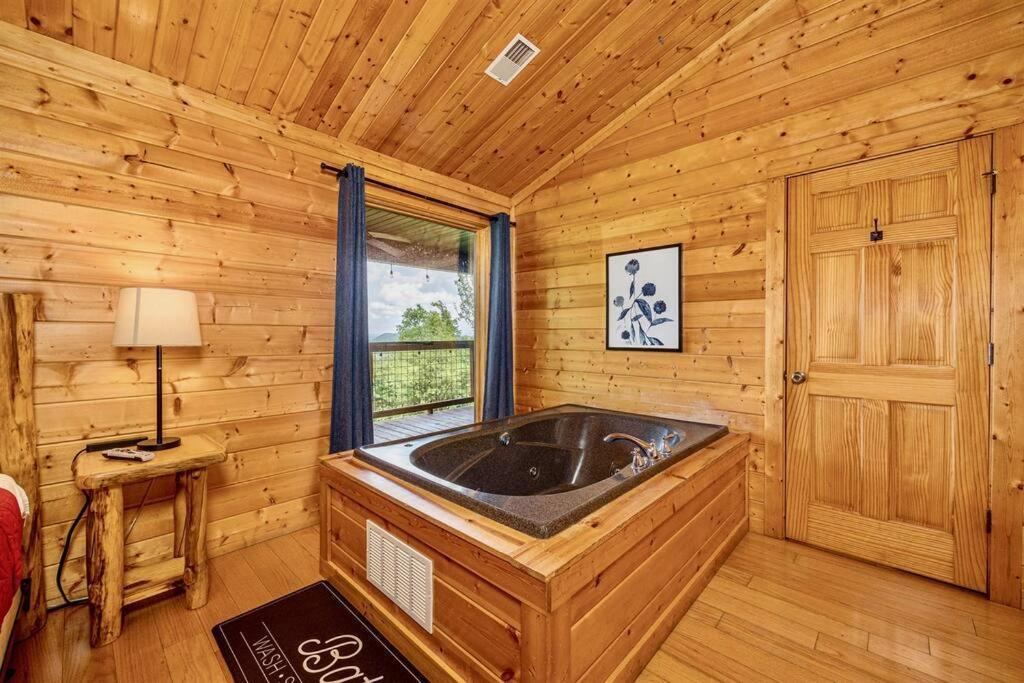 Panorama Mountain View Cabin, Less Than 10 Miles From Gatlinburg And Dollywood, Dog Friendly, 6 Bedrooms Sleeps 17, Fire Pit, Hottub, Washer Dryer, Fully Loaded Kitchen, Gameroom With A Tv, Pool Table, Arcade, Air Hockey, And Foosball 塞维尔维尔 外观 照片