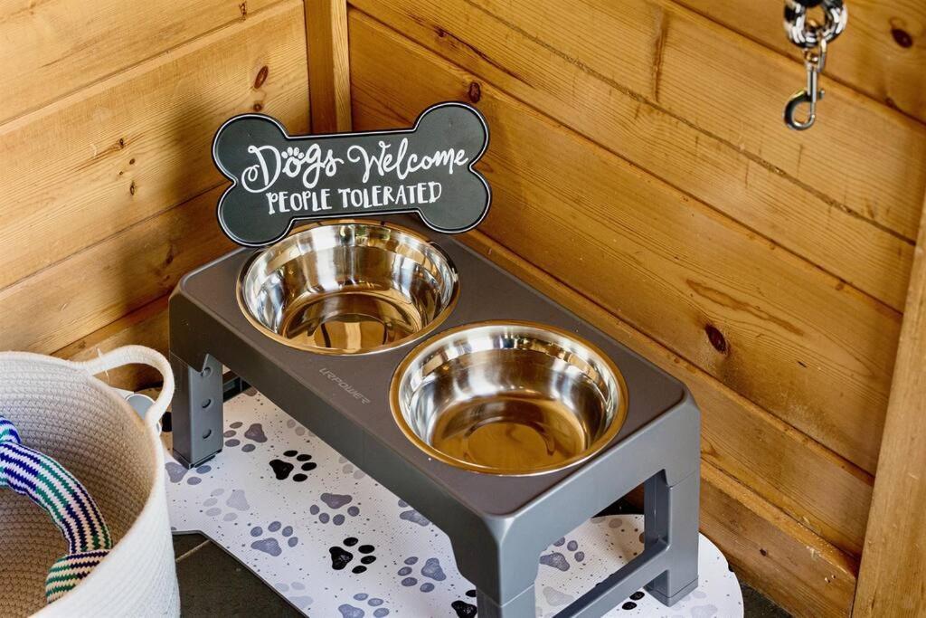 Panorama Mountain View Cabin, Less Than 10 Miles From Gatlinburg And Dollywood, Dog Friendly, 6 Bedrooms Sleeps 17, Fire Pit, Hottub, Washer Dryer, Fully Loaded Kitchen, Gameroom With A Tv, Pool Table, Arcade, Air Hockey, And Foosball 塞维尔维尔 外观 照片