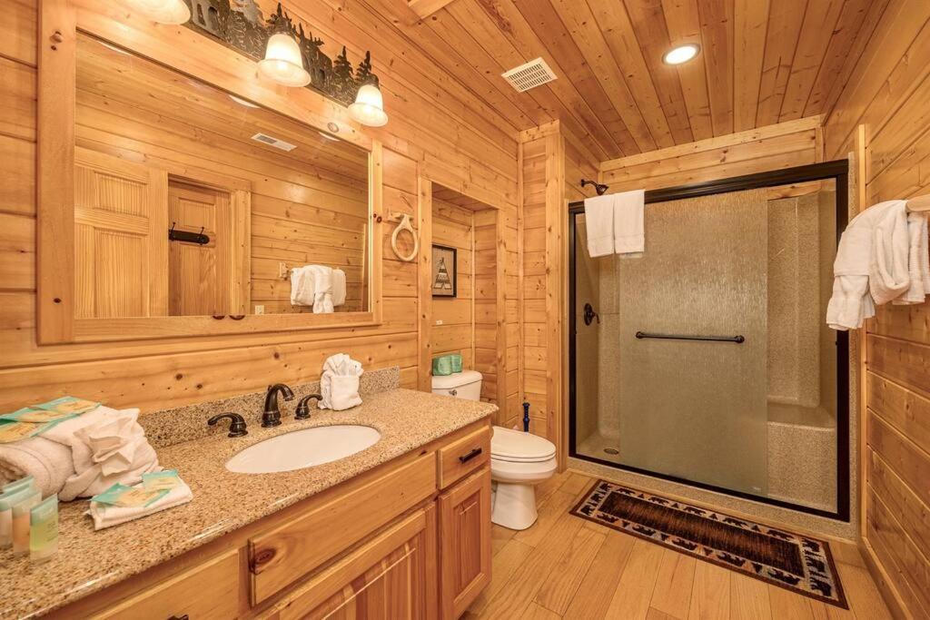 Panorama Mountain View Cabin, Less Than 10 Miles From Gatlinburg And Dollywood, Dog Friendly, 6 Bedrooms Sleeps 17, Fire Pit, Hottub, Washer Dryer, Fully Loaded Kitchen, Gameroom With A Tv, Pool Table, Arcade, Air Hockey, And Foosball 塞维尔维尔 外观 照片