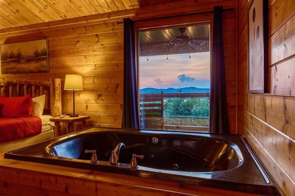 Panorama Mountain View Cabin, Less Than 10 Miles From Gatlinburg And Dollywood, Dog Friendly, 6 Bedrooms Sleeps 17, Fire Pit, Hottub, Washer Dryer, Fully Loaded Kitchen, Gameroom With A Tv, Pool Table, Arcade, Air Hockey, And Foosball 塞维尔维尔 外观 照片
