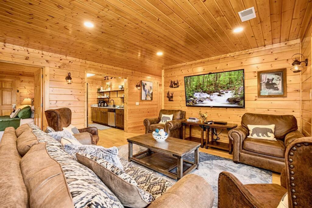 Panorama Mountain View Cabin, Less Than 10 Miles From Gatlinburg And Dollywood, Dog Friendly, 6 Bedrooms Sleeps 17, Fire Pit, Hottub, Washer Dryer, Fully Loaded Kitchen, Gameroom With A Tv, Pool Table, Arcade, Air Hockey, And Foosball 塞维尔维尔 外观 照片
