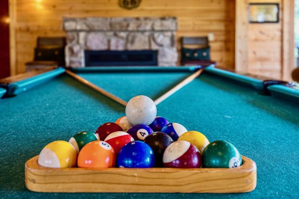 Panorama Mountain View Cabin, Less Than 10 Miles From Gatlinburg And Dollywood, Dog Friendly, 6 Bedrooms Sleeps 17, Fire Pit, Hottub, Washer Dryer, Fully Loaded Kitchen, Gameroom With A Tv, Pool Table, Arcade, Air Hockey, And Foosball 塞维尔维尔 外观 照片