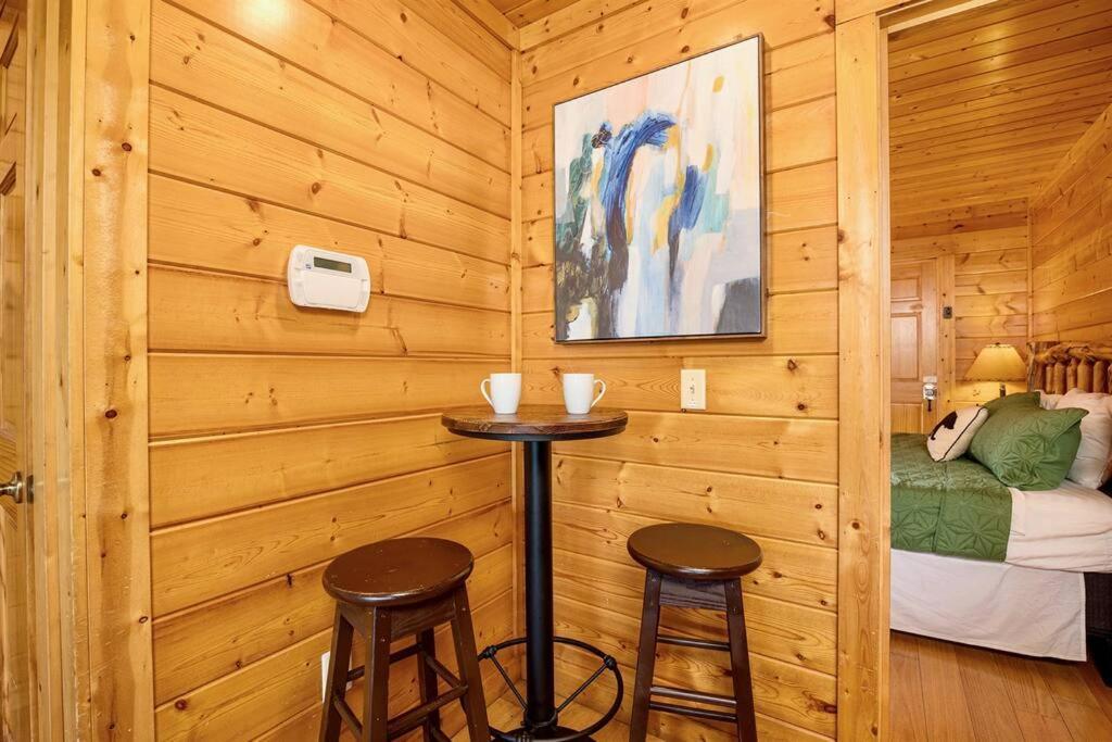 Panorama Mountain View Cabin, Less Than 10 Miles From Gatlinburg And Dollywood, Dog Friendly, 6 Bedrooms Sleeps 17, Fire Pit, Hottub, Washer Dryer, Fully Loaded Kitchen, Gameroom With A Tv, Pool Table, Arcade, Air Hockey, And Foosball 塞维尔维尔 外观 照片