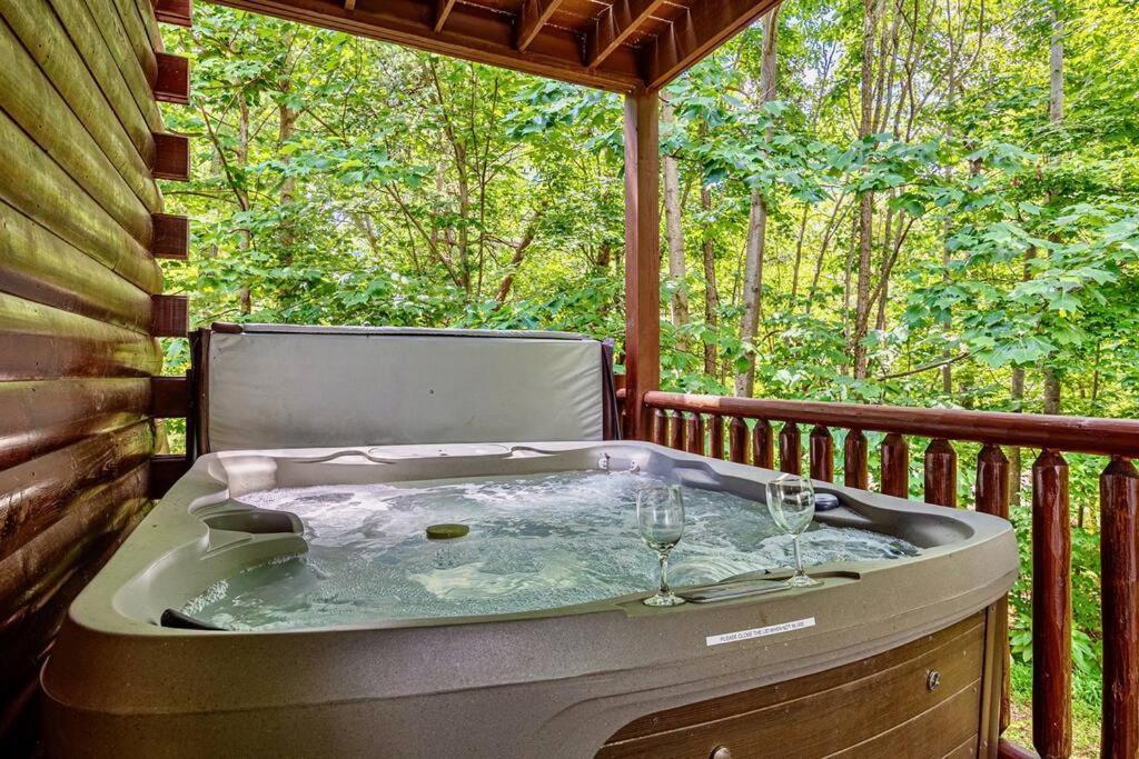 Panorama Mountain View Cabin, Less Than 10 Miles From Gatlinburg And Dollywood, Dog Friendly, 6 Bedrooms Sleeps 17, Fire Pit, Hottub, Washer Dryer, Fully Loaded Kitchen, Gameroom With A Tv, Pool Table, Arcade, Air Hockey, And Foosball 塞维尔维尔 外观 照片