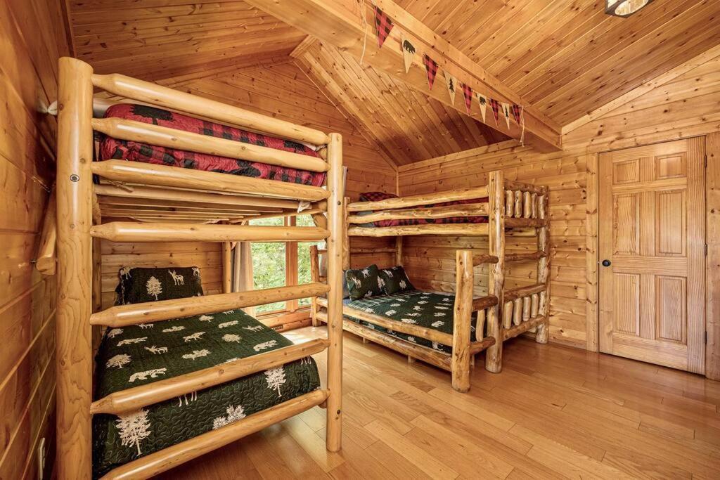 Panorama Mountain View Cabin, Less Than 10 Miles From Gatlinburg And Dollywood, Dog Friendly, 6 Bedrooms Sleeps 17, Fire Pit, Hottub, Washer Dryer, Fully Loaded Kitchen, Gameroom With A Tv, Pool Table, Arcade, Air Hockey, And Foosball 塞维尔维尔 外观 照片