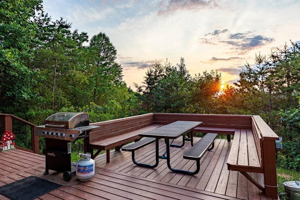 Panorama Mountain View Cabin, Less Than 10 Miles From Gatlinburg And Dollywood, Dog Friendly, 6 Bedrooms Sleeps 17, Fire Pit, Hottub, Washer Dryer, Fully Loaded Kitchen, Gameroom With A Tv, Pool Table, Arcade, Air Hockey, And Foosball 塞维尔维尔 外观 照片