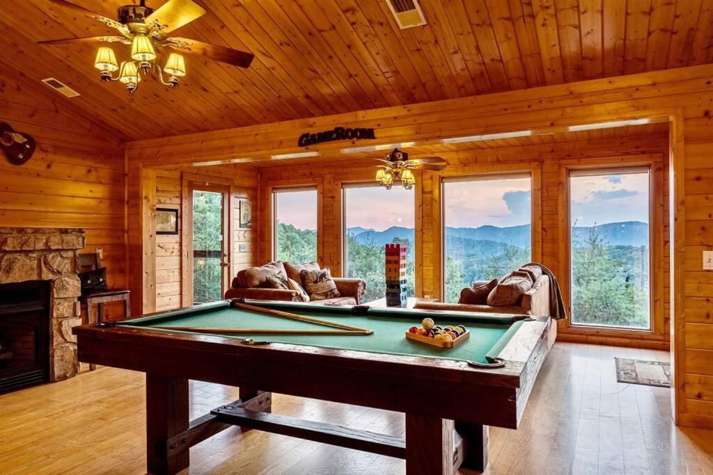 Panorama Mountain View Cabin, Less Than 10 Miles From Gatlinburg And Dollywood, Dog Friendly, 6 Bedrooms Sleeps 17, Fire Pit, Hottub, Washer Dryer, Fully Loaded Kitchen, Gameroom With A Tv, Pool Table, Arcade, Air Hockey, And Foosball 塞维尔维尔 外观 照片