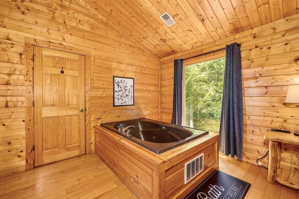 Panorama Mountain View Cabin, Less Than 10 Miles From Gatlinburg And Dollywood, Dog Friendly, 6 Bedrooms Sleeps 17, Fire Pit, Hottub, Washer Dryer, Fully Loaded Kitchen, Gameroom With A Tv, Pool Table, Arcade, Air Hockey, And Foosball 塞维尔维尔 外观 照片
