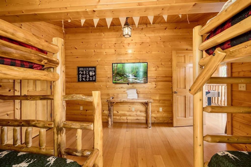Panorama Mountain View Cabin, Less Than 10 Miles From Gatlinburg And Dollywood, Dog Friendly, 6 Bedrooms Sleeps 17, Fire Pit, Hottub, Washer Dryer, Fully Loaded Kitchen, Gameroom With A Tv, Pool Table, Arcade, Air Hockey, And Foosball 塞维尔维尔 外观 照片