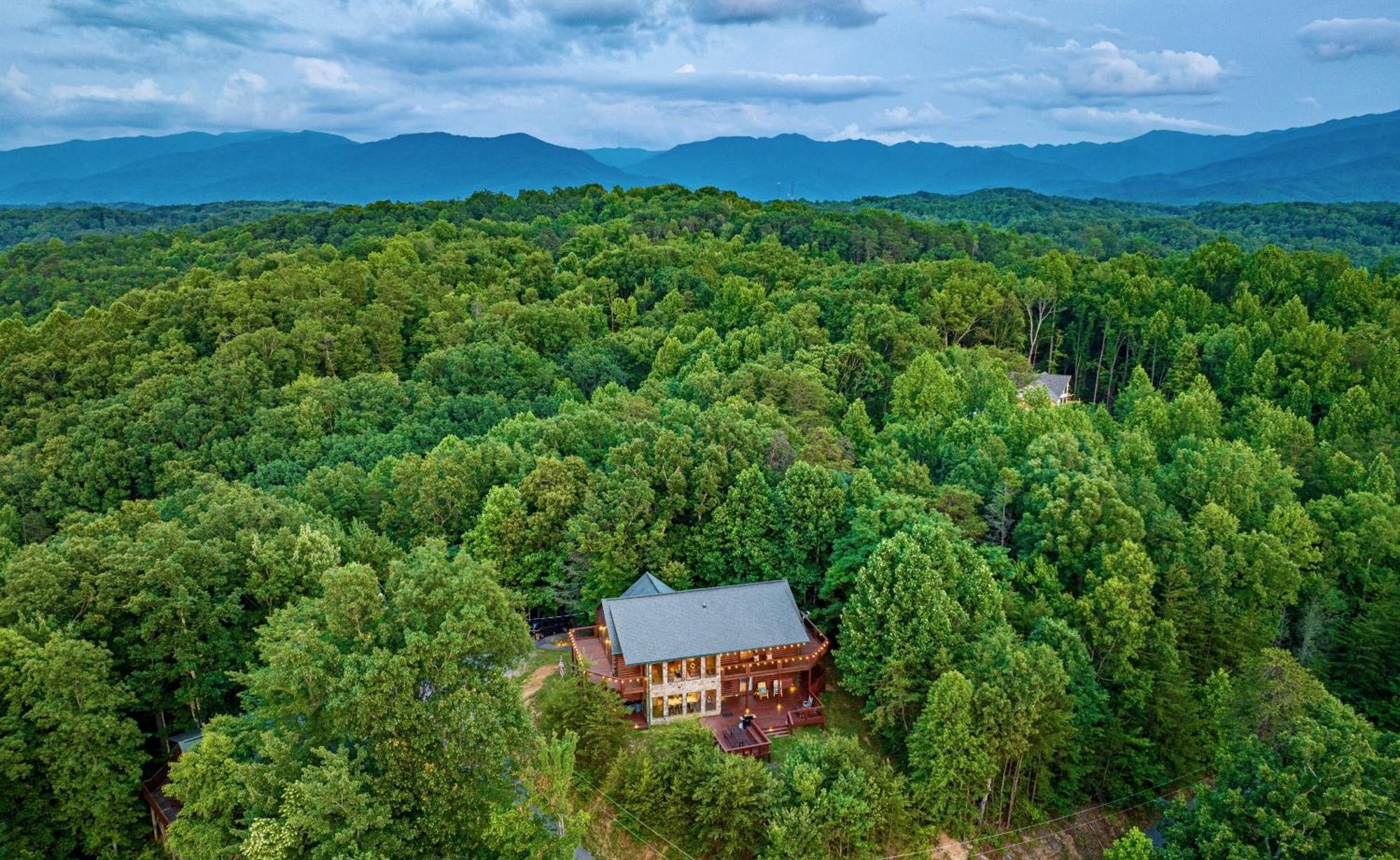 Panorama Mountain View Cabin, Less Than 10 Miles From Gatlinburg And Dollywood, Dog Friendly, 6 Bedrooms Sleeps 17, Fire Pit, Hottub, Washer Dryer, Fully Loaded Kitchen, Gameroom With A Tv, Pool Table, Arcade, Air Hockey, And Foosball 塞维尔维尔 外观 照片